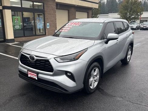 Used 2022 Toyota Highlander LE image 2