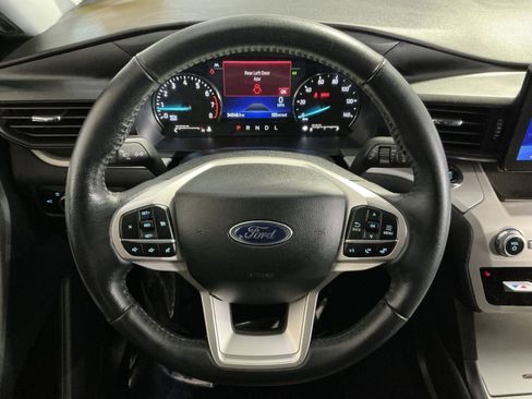 Used 2023 Ford Explorer XLT AWD/4WD image 17