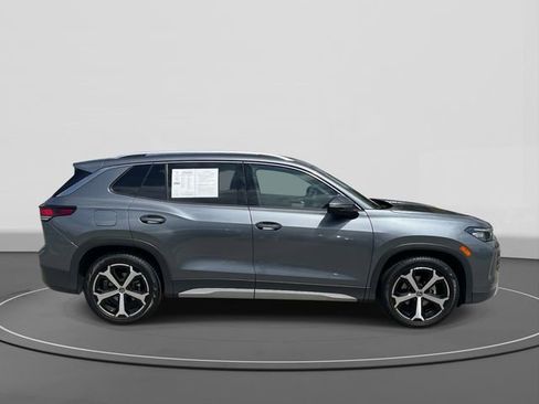 Used 2026 Volkswagen Tiguan SE w/ Panoramic Sunroof Package FWD image 3