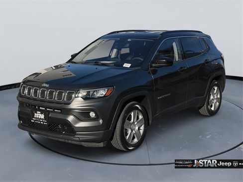 Used 2022 Jeep Compass Latitude image 1