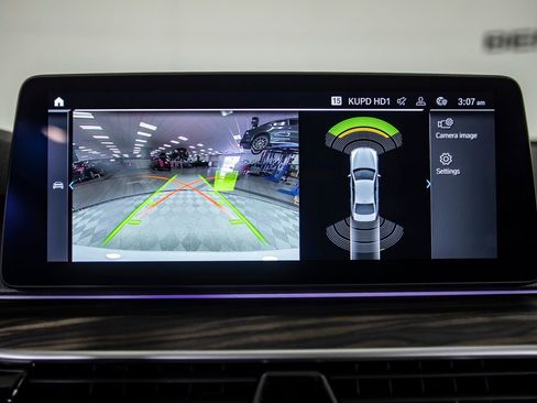 Used 2023 BMW 530e w/ Premium Package image 26