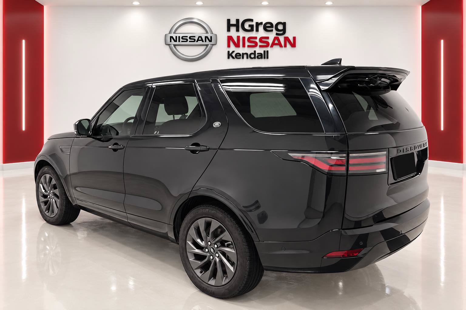 Used 2023 Land Rover Discovery S R-Dynamic AWD/4WD image 2