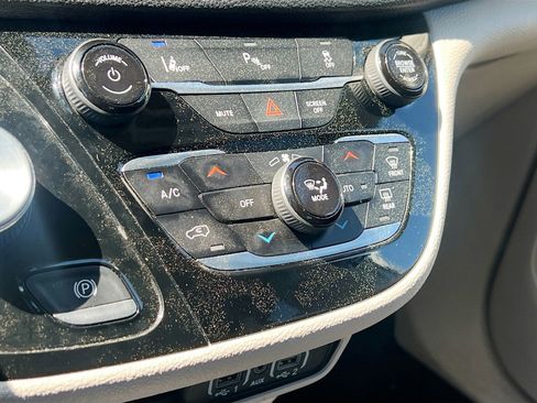 Used 2024 Chrysler Pacifica Limited FWD image 16