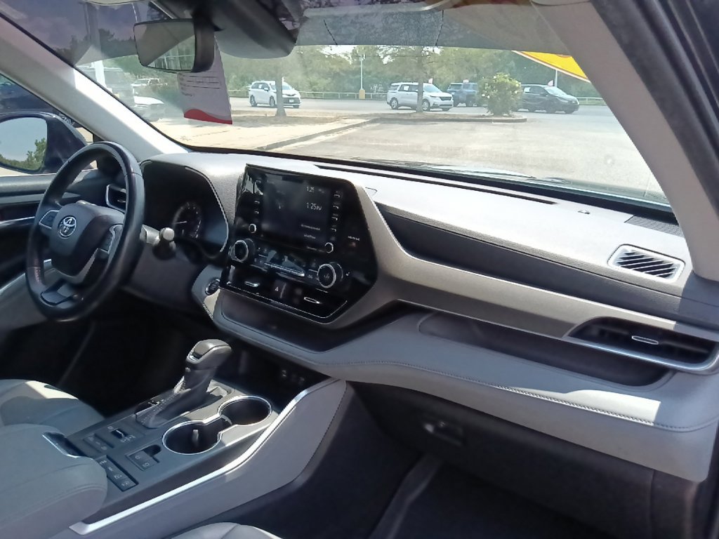 Used 2022 Toyota Highlander XLE AWD/4WD image 35