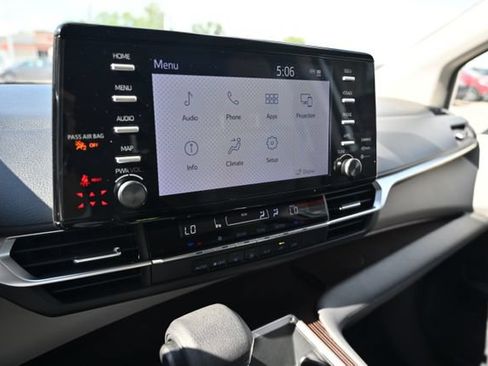 Used 2023 Toyota Sienna LE AWD/4WD image 17