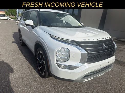 Used 2022 Mitsubishi Outlander SE image 3