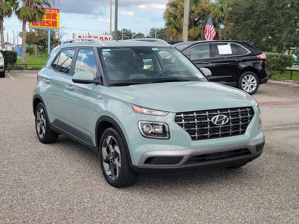 Used 2025 Hyundai Venue SEL FWD image 2