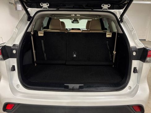 Used 2022 Toyota Highlander XLE FWD image 17