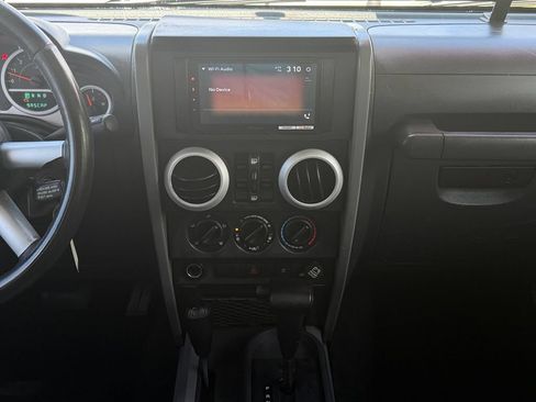 Used 2010 Jeep Wrangler Unlimited Sahara AWD/4WD image 20