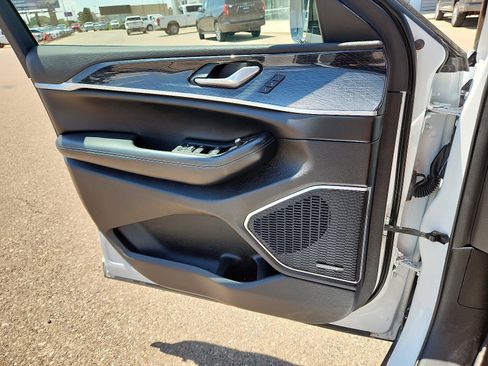 Used 2022 Jeep Grand Cherokee Trailhawk image 13