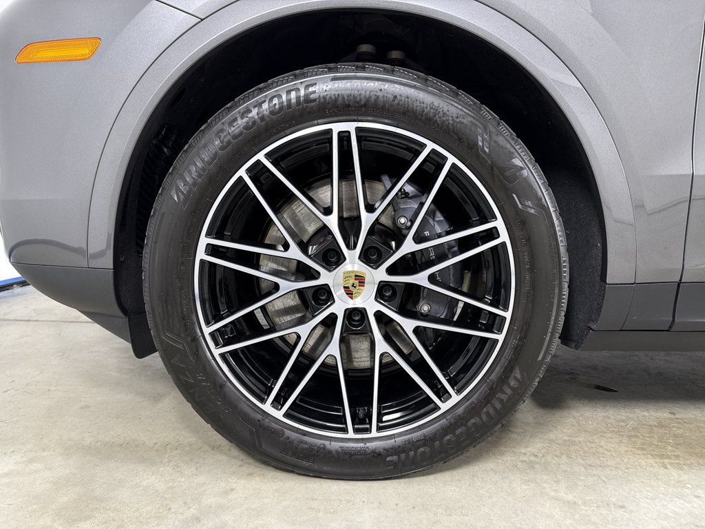 Certified 2024 Porsche Cayenne AWD/4WD image 13