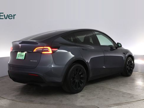Used 2022 Tesla Model Y Long Range AWD/4WD image 3
