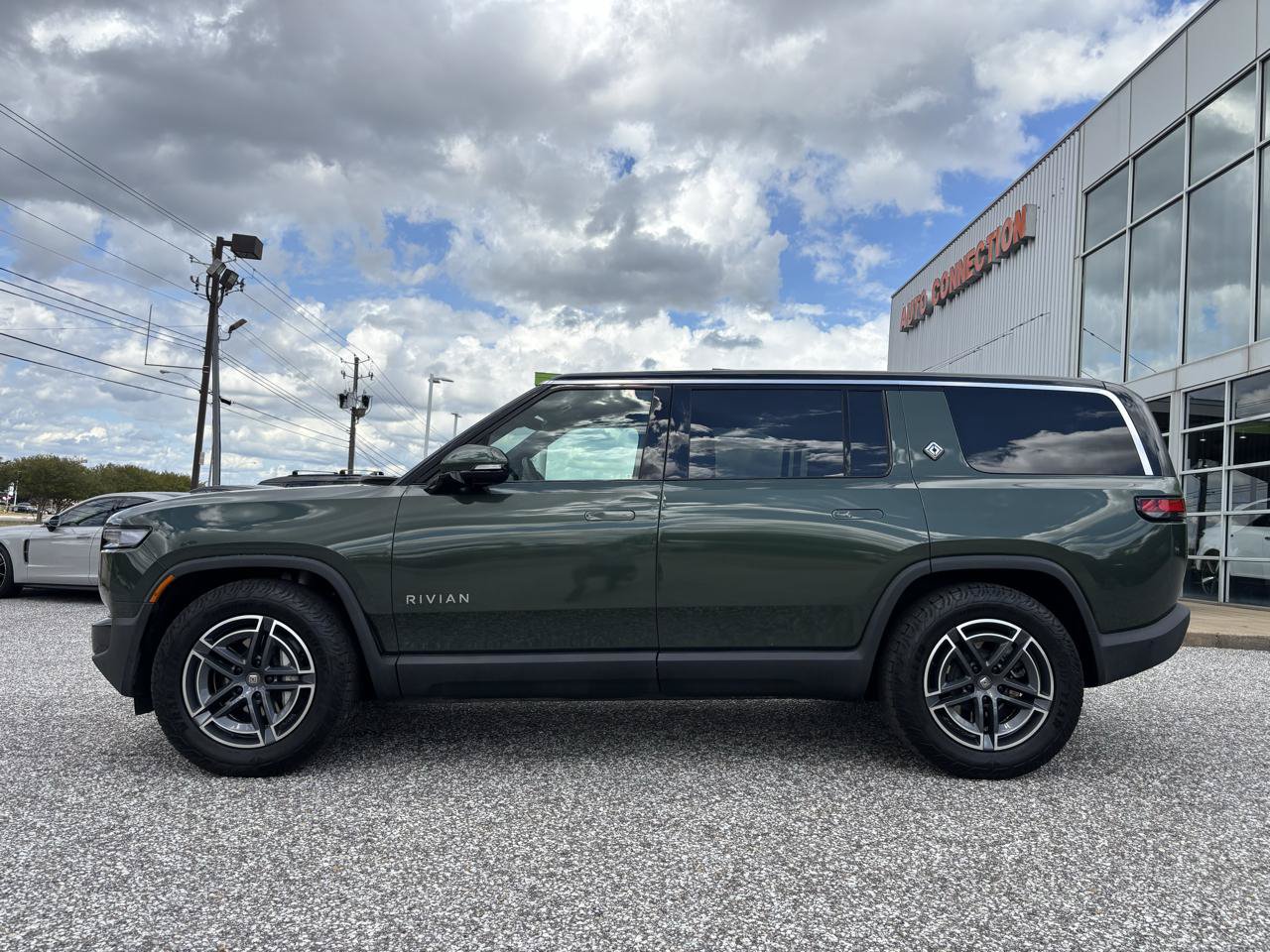 Used 2025 Rivian R1S Adventure Dual AWD/4WD image 2