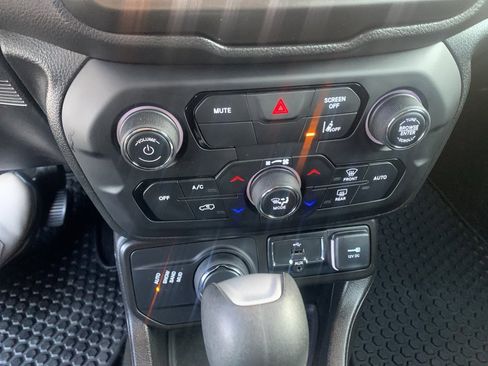 Used 2022 Jeep Renegade Latitude image 13