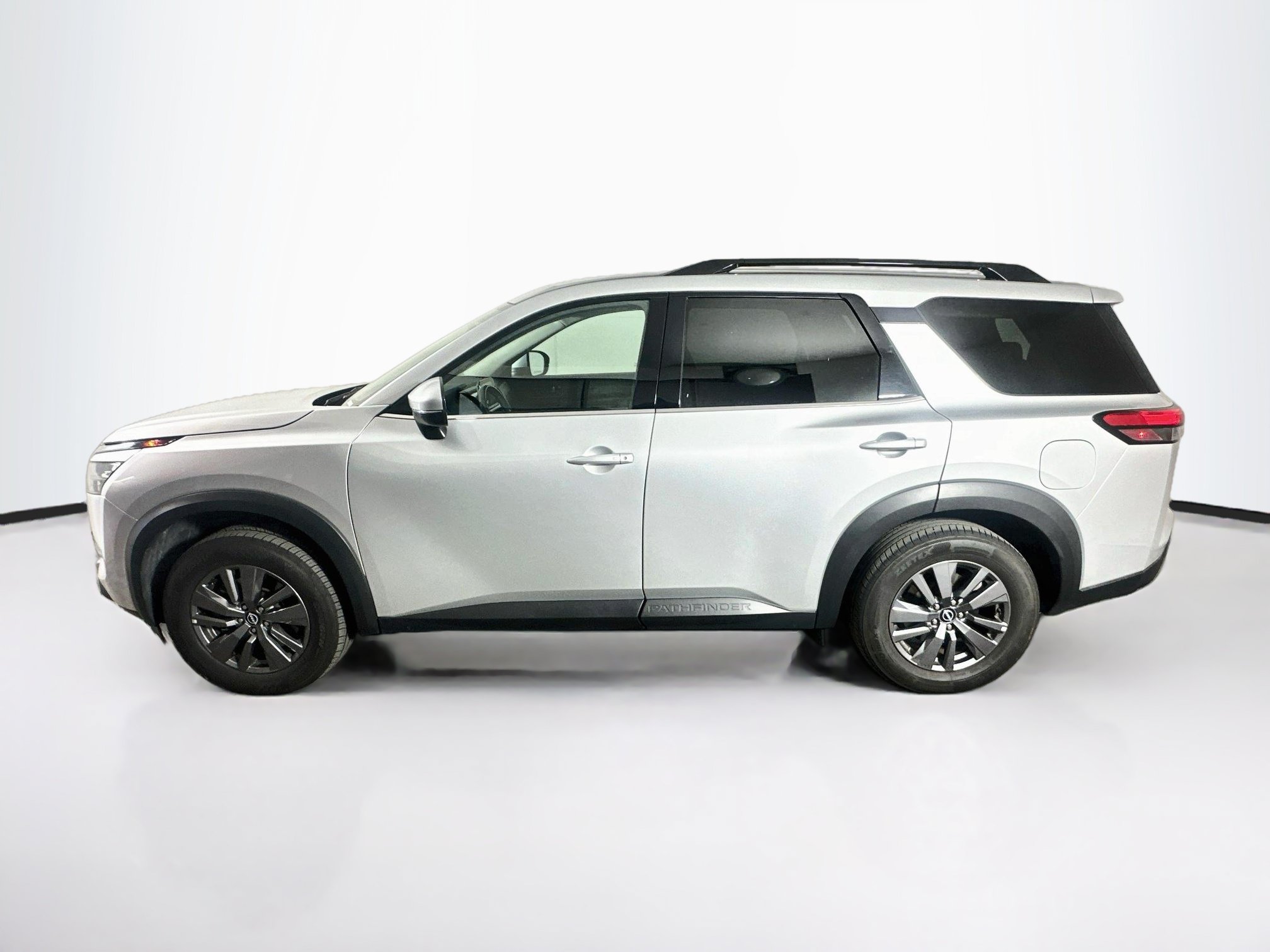 Used 2025 Nissan Pathfinder SV FWD image 4