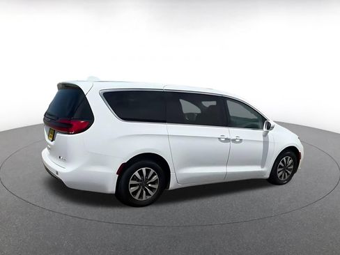 Used 2022 Chrysler Pacifica Touring-L FWD image 14
