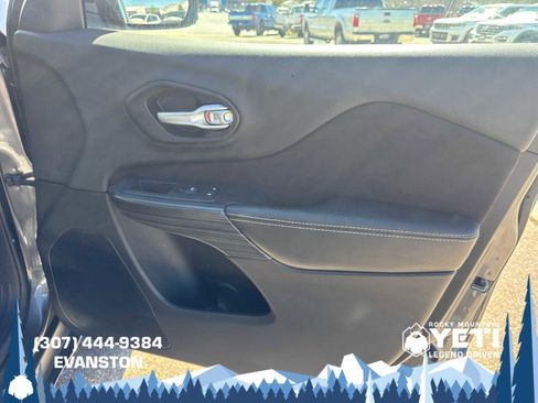 Used 2015 Jeep Cherokee Latitude AWD/4WD image 12