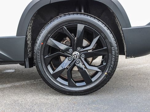 Used 2022 Volkswagen Taos SE w/ Panoramic Sunroof Package image 10