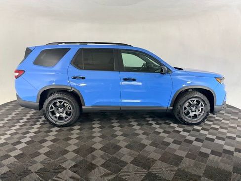 Certified 2025 Honda Pilot TrailSport image 3