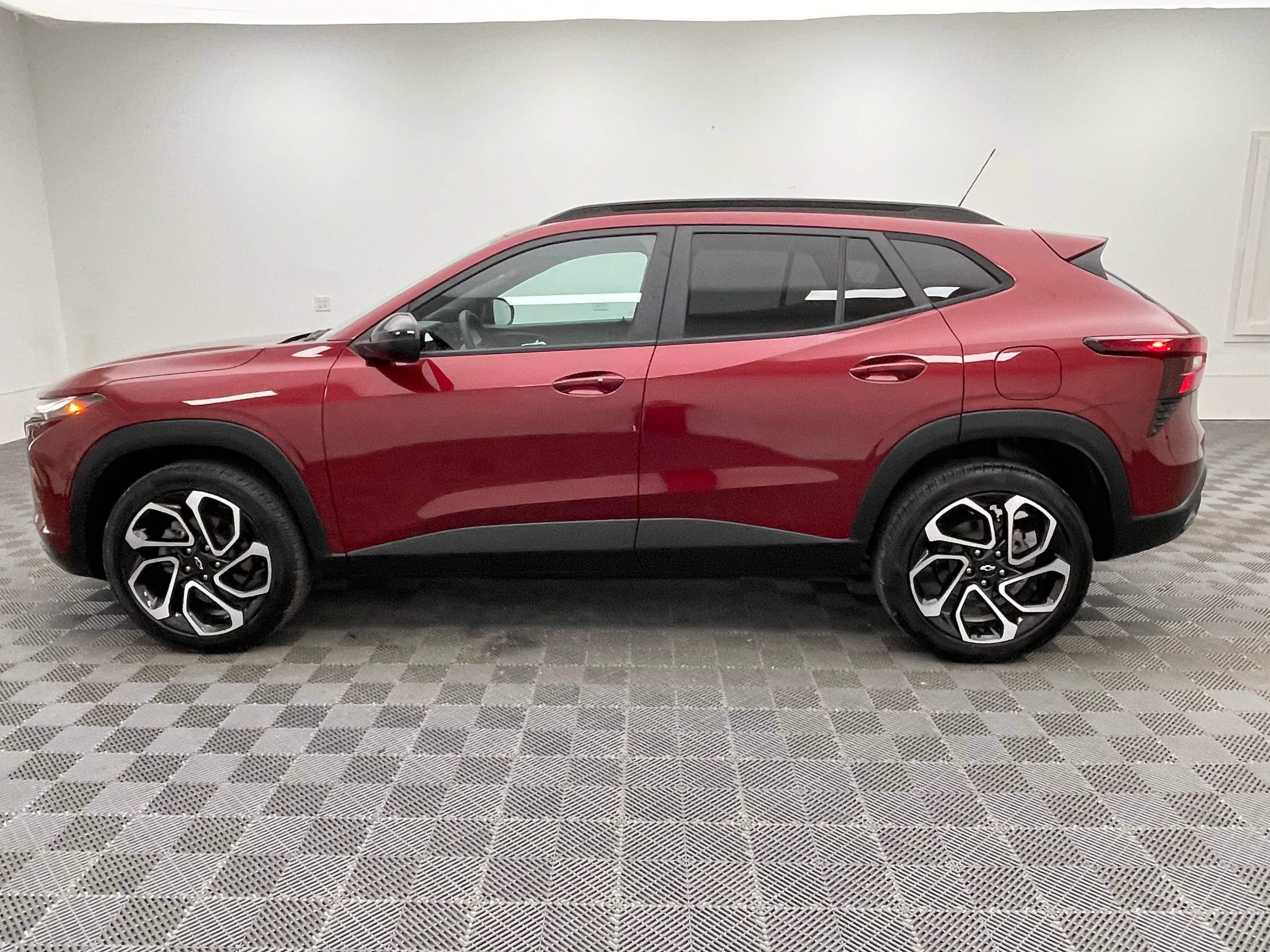 Used 2024 Chevrolet Trax RS w/ Sunroof Package FWD image 12