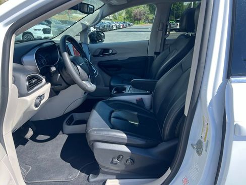 Used 2024 Chrysler Pacifica Touring-L FWD image 26