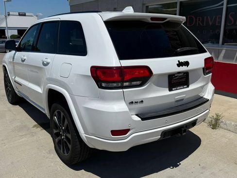 Used 2017 Jeep Grand Cherokee Altitude AWD/4WD image 4