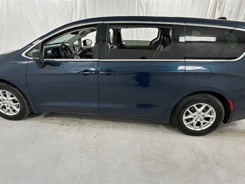 Used 2023 Chrysler Pacifica Touring-L image 6