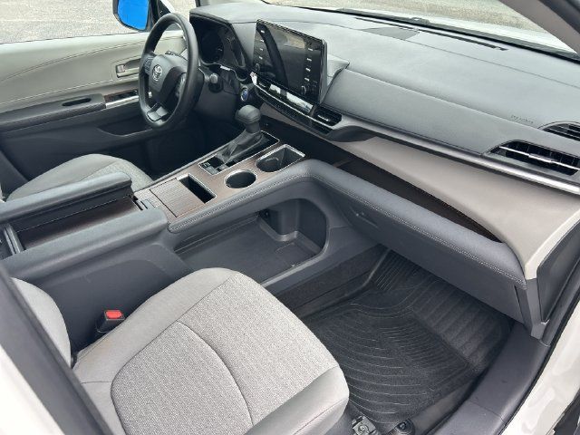 Used 2024 Toyota Sienna LE AWD/4WD image 39