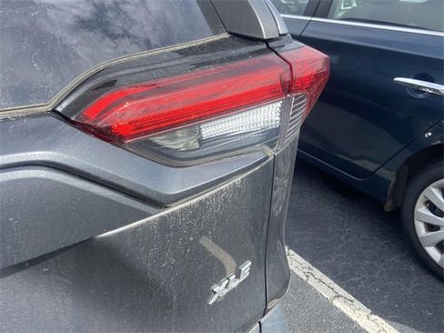 Used 2021 Toyota RAV4 XLE Premium image 8