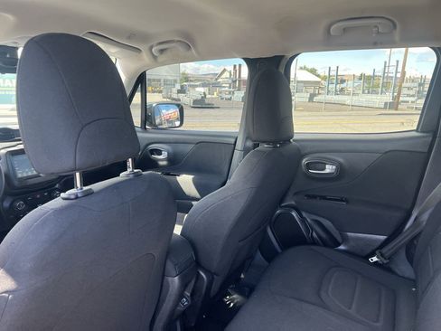 Used 2020 Jeep Renegade Latitude w/ Safety & Security Group II FWD image 8