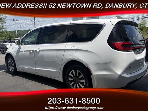 Used 2022 Chrysler Pacifica Touring-L FWD image 3