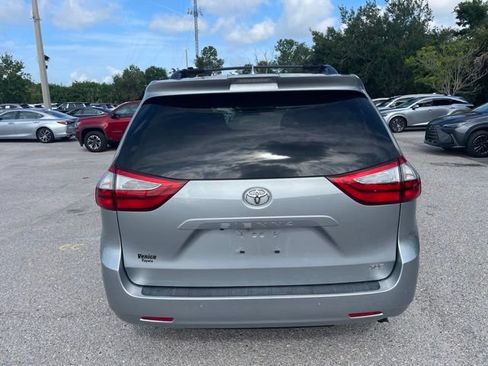 Used 2019 Toyota Sienna XLE Premium FWD image 3