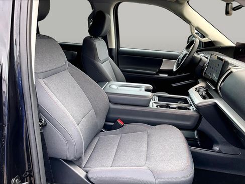 Certified 2025 Ford Expedition Active AWD/4WD image 11