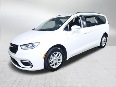 Used 2022 Chrysler Pacifica Touring-L FWD image 3