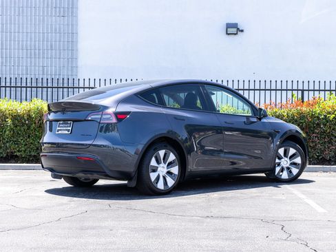 Used 2024 Tesla Model Y Long Range AWD/4WD image 13