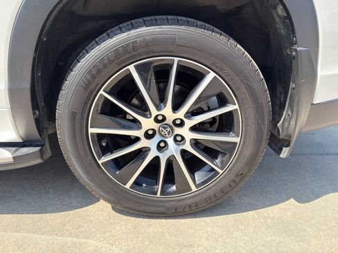Used 2017 Toyota Highlander XLE FWD image 32