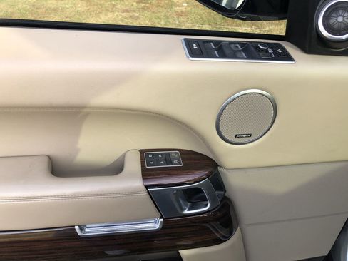 Used 2015 Land Rover Range Rover HSE image 13