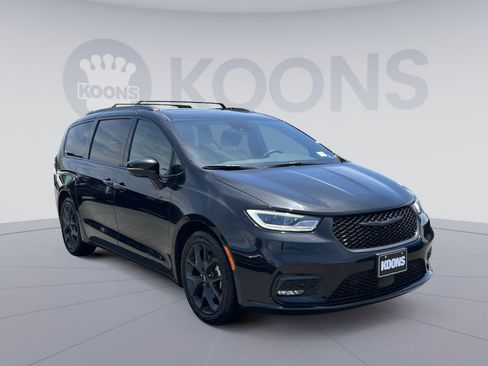 Used 2022 Chrysler Pacifica Touring-L w/ Uconnect Theater Family Group FWD image 2