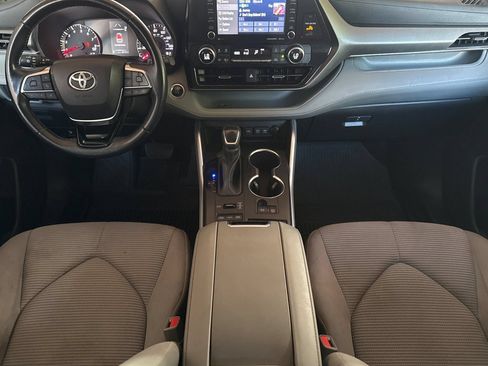 Used 2021 Toyota Highlander LE AWD/4WD image 18