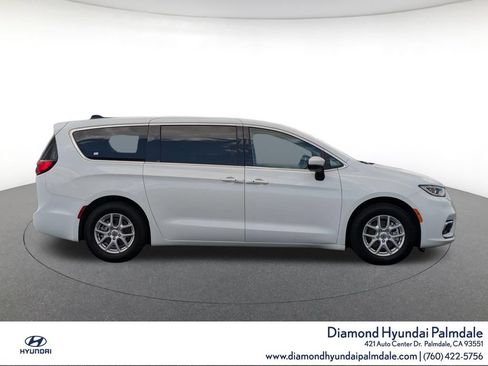 Used 2023 Chrysler Pacifica Touring-L FWD image 8