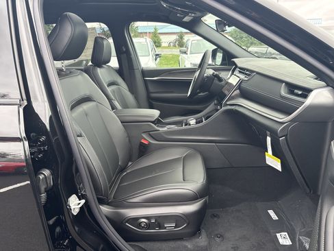 New 2025 Jeep Grand Cherokee L Limited w/ Black Appearance Package image 9