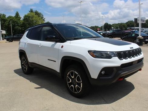 Used 2025 Jeep Compass Trailhawk AWD/4WD image 14