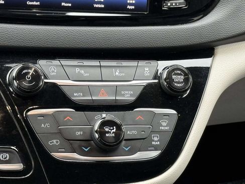 Used 2024 Chrysler Pacifica Touring-L FWD image 21