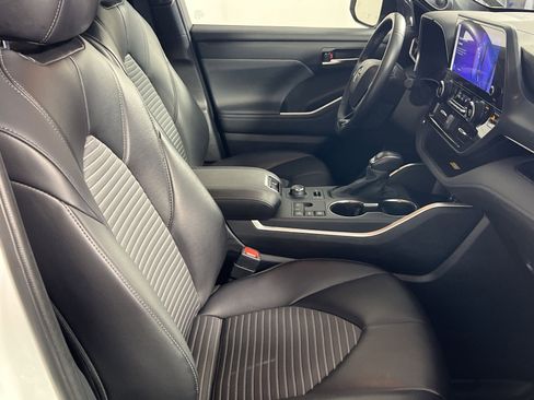 Used 2023 Toyota Highlander XSE image 29