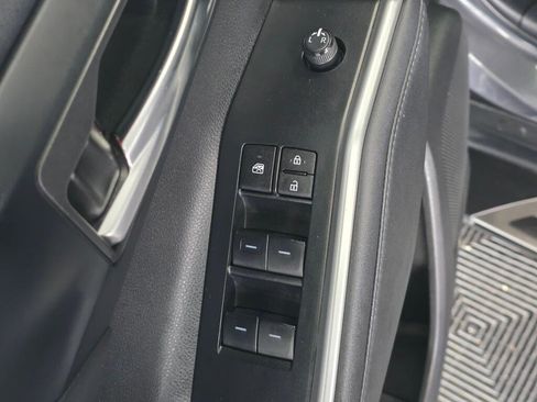 Used 2024 Toyota Highlander XLE AWD/4WD image 20