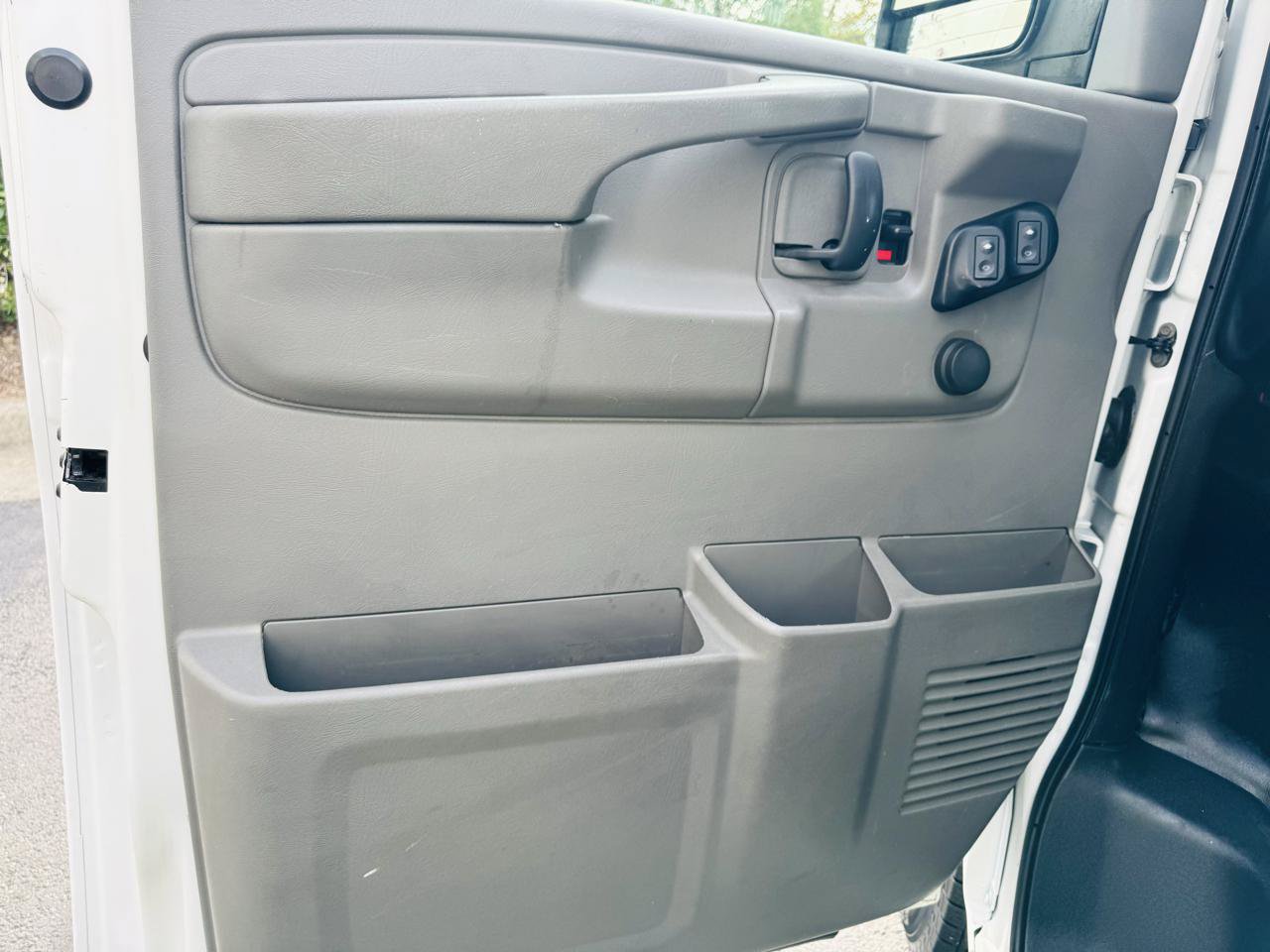 Used 2009 GMC Savana 2500 w/ Chrome Appearance Package RWD image 13