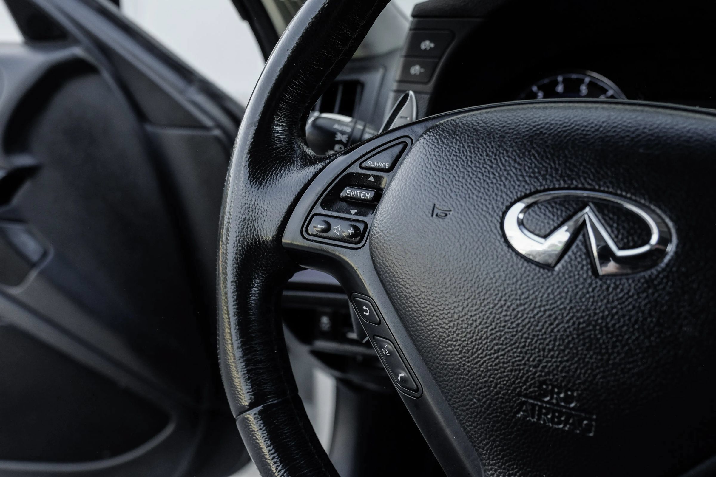 Used 2015 INFINITI Q60 Convertible w/ Premium Package RWD image 23