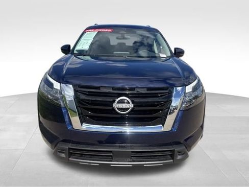 Used 2025 Nissan Pathfinder SV FWD image 3