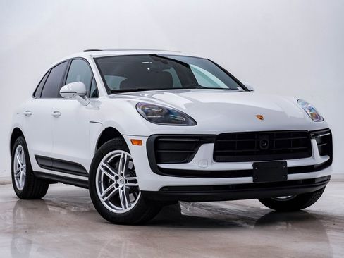 Certified 2025 Porsche Macan image 8