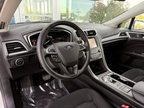 Used 2019 Ford Fusion SE FWD image 16